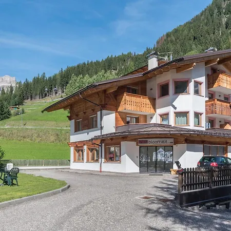 Ciasa Rosa アパート カナツェーイ